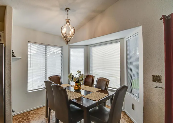 Route 66 Oasis In Downtown With Heated Pool & Mini Golf Holiday home