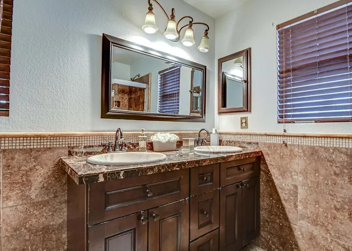 Route 66 Oasis In Downtown With Heated Pool & Mini Golf *